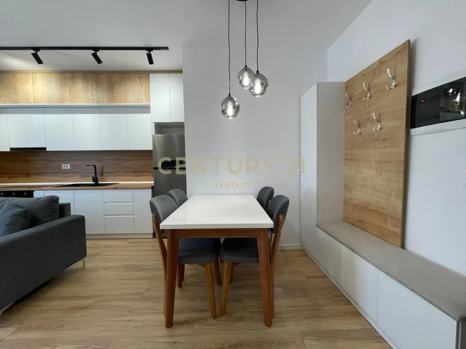 Tirane, jepet me qera apartament 2+1 Kati 2, 95 m² 500 € (Kombinat)