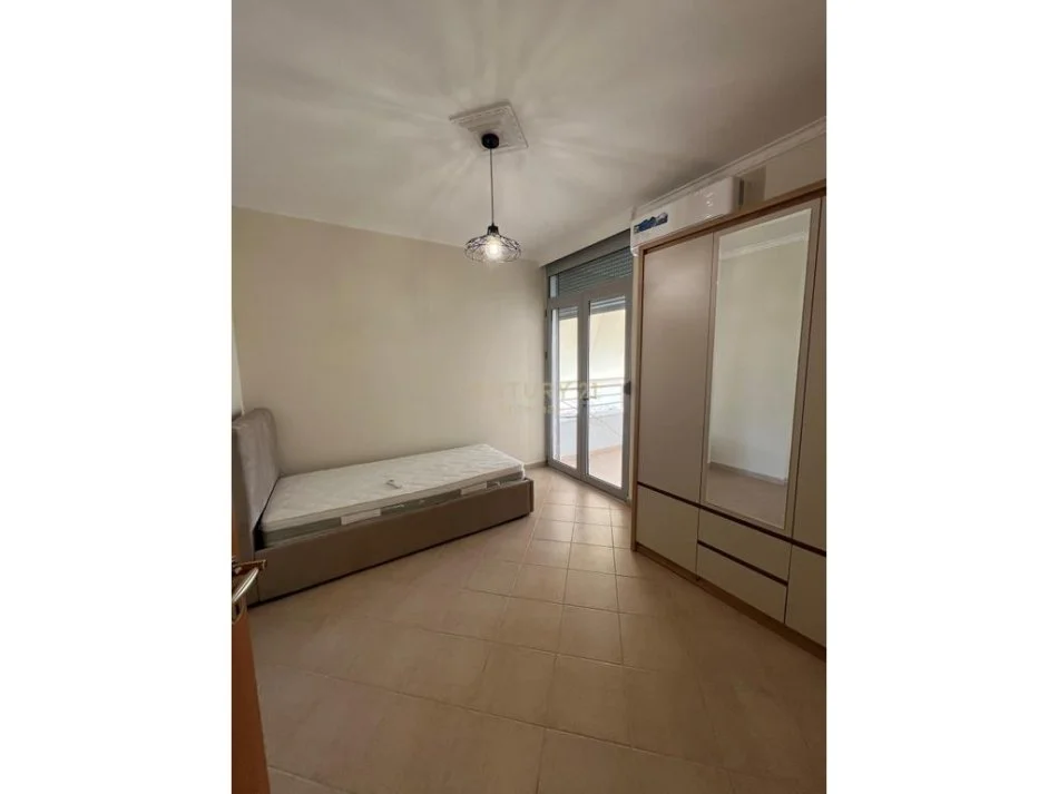 Tirane, jepet me qera apartament 3+1+Ballkon Kati 5, 110 m² 600 € (Fresku)