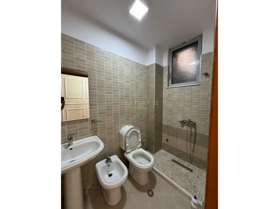 Tirane, jepet me qera apartament 3+1+Ballkon Kati 5, 110 m² 600 € (Fresku)