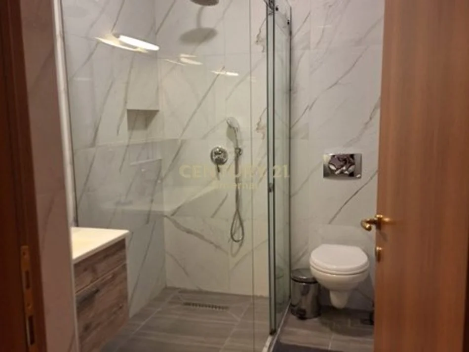 Tirane, jepet me qera apartament 2+1 Kati 5, 105 m² 900 € 