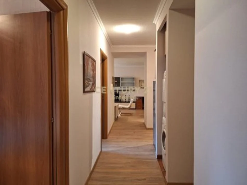 Tirane, jepet me qera apartament 2+1 Kati 5, 105 m² 900 € 