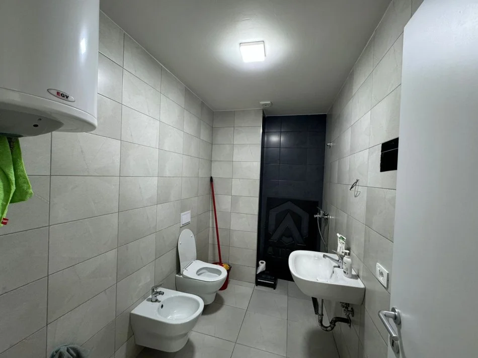 Tirane, jepet me qera zyre Kati 6, 65 m² 500 € (Kompleksi Olimpik)