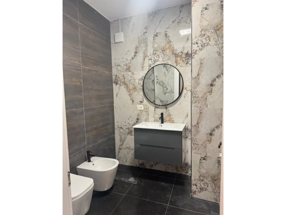 Tirane, jepet me qera apartament 1+1 , 64 m² 650 € 