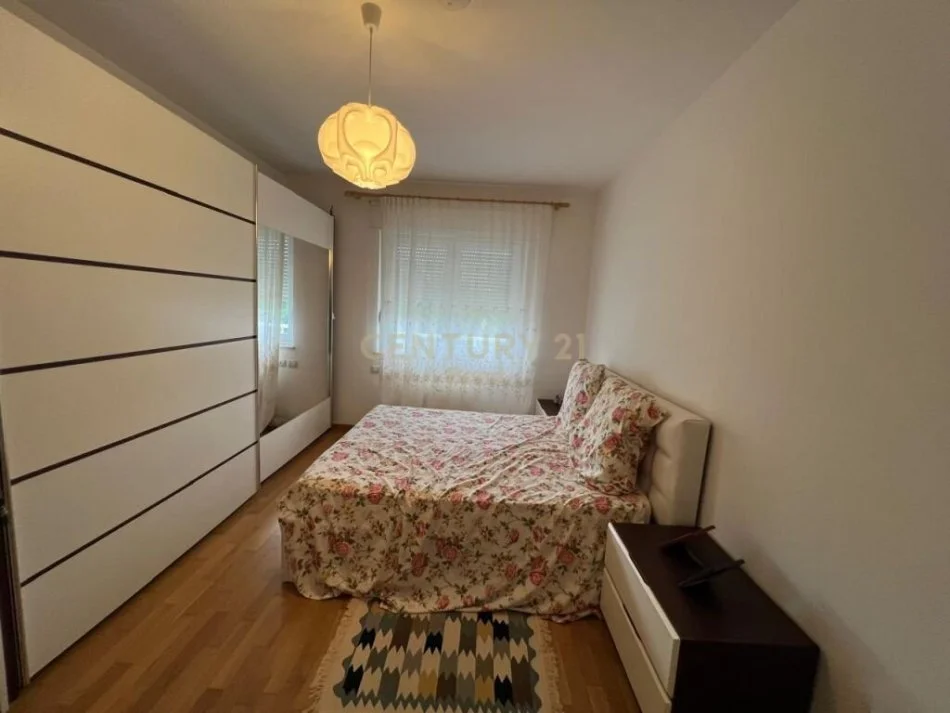 Tirane, jepet me qera apartament 2+1+Ballkon Kati 2, 132 m² 800 € (Rruga Ibrahim Shalqizi)