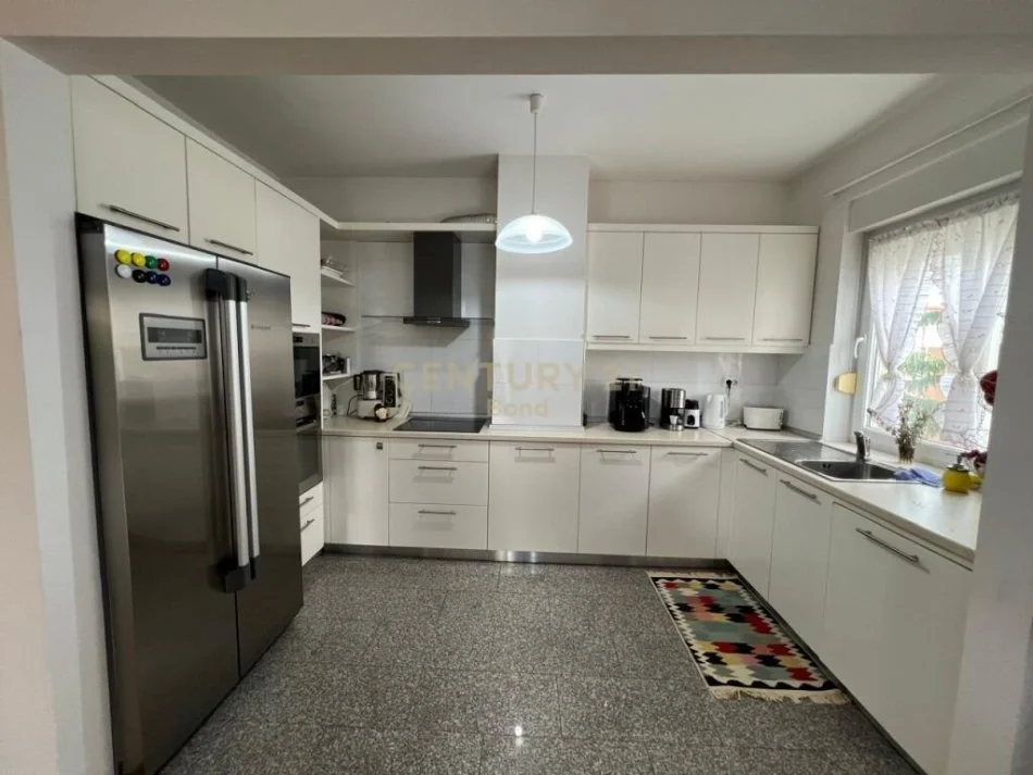 Tirane, jepet me qera apartament 2+1+Ballkon Kati 2, 132 m² 800 € (Rruga Ibrahim Shalqizi)