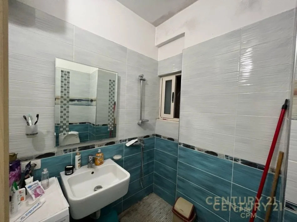 Tirane, jepet me qera apartament 1+1 Kati 5, 65 m² 550 € 