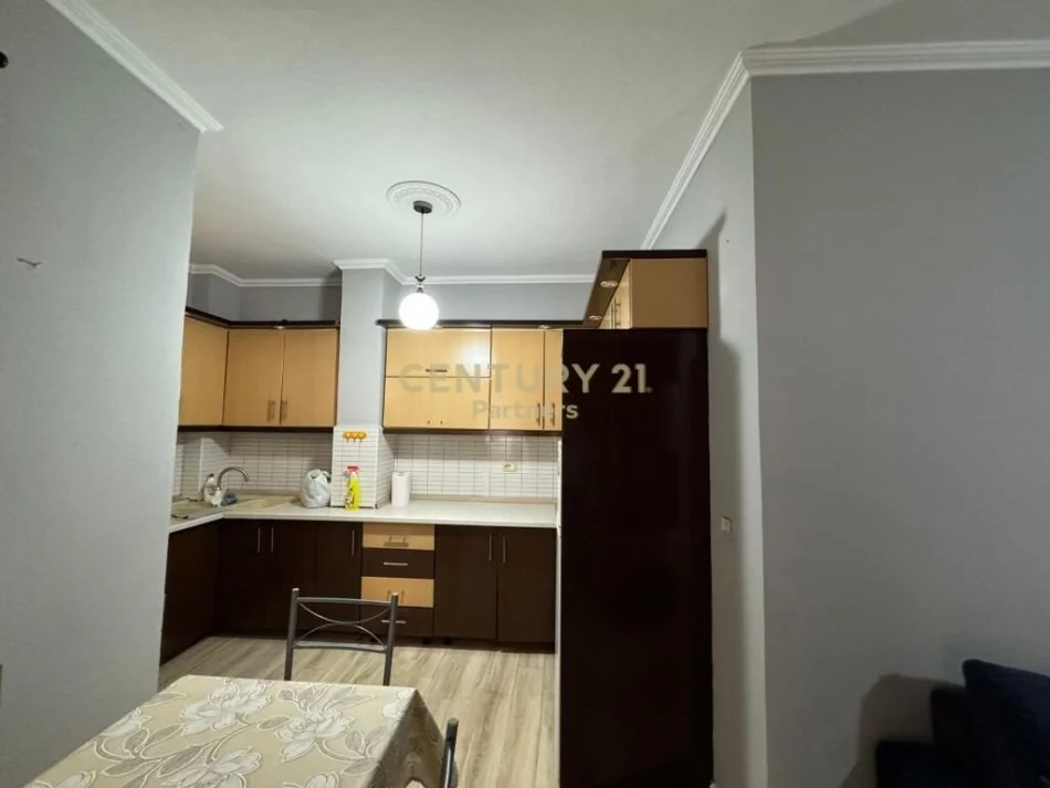 Tirane, jepet me qera apartament 1+1 Kati 1, 59 m² 350 € (AFER SPAR 2 NE FRESK)