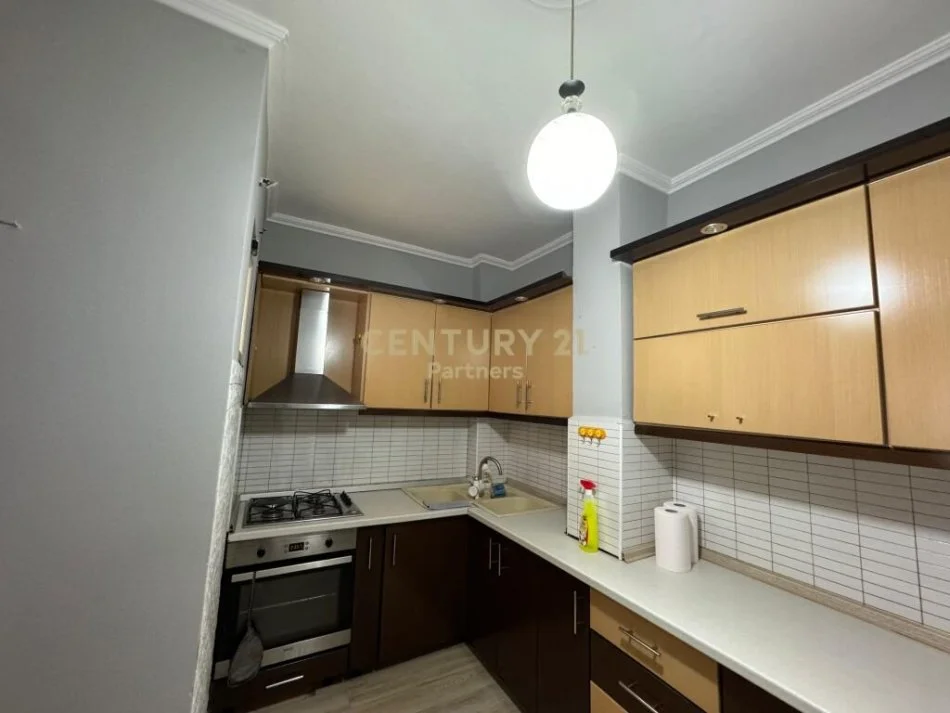 Tirane, jepet me qera apartament 1+1 Kati 1, 59 m² 350 € (AFER SPAR 2 NE FRESK)