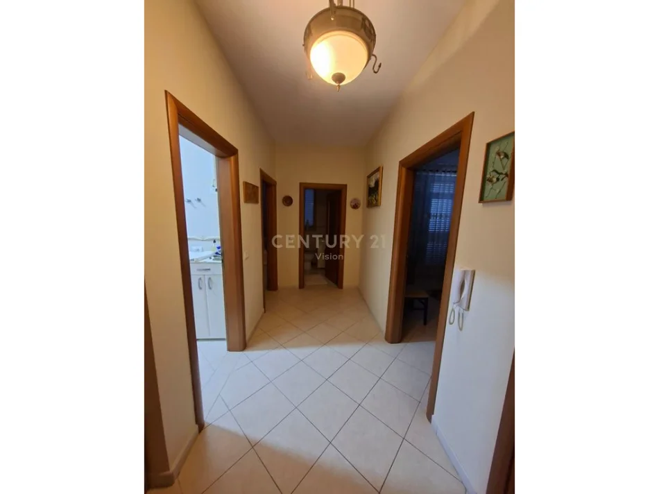 Shkoder, shitet apartament 2+1+Ballkon Kati 3, 90 m² 150.000 € (lagje rus)