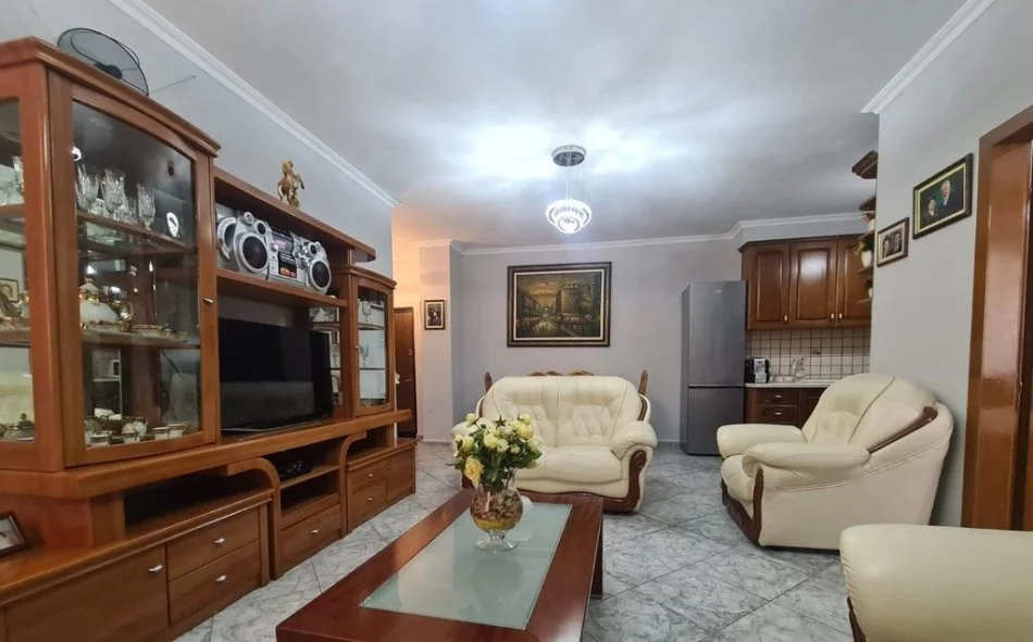 Tirane, jepet me qera apartament 2+1+Ballkon Kati 3, 93 m² 700 € (Jepet me qira apartament 2+1+2 mbrapa Ish UET!)