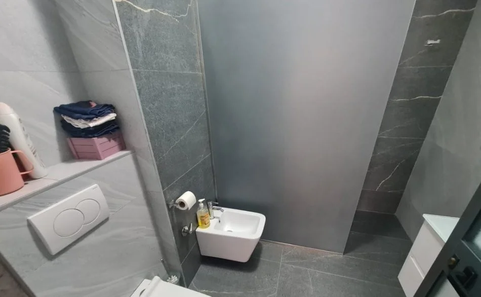 Tirane, jepet me qera apartament 2+1+Ballkon Kati 3, 93 m² 700 € (Jepet me qira apartament 2+1+2 mbrapa Ish UET!)