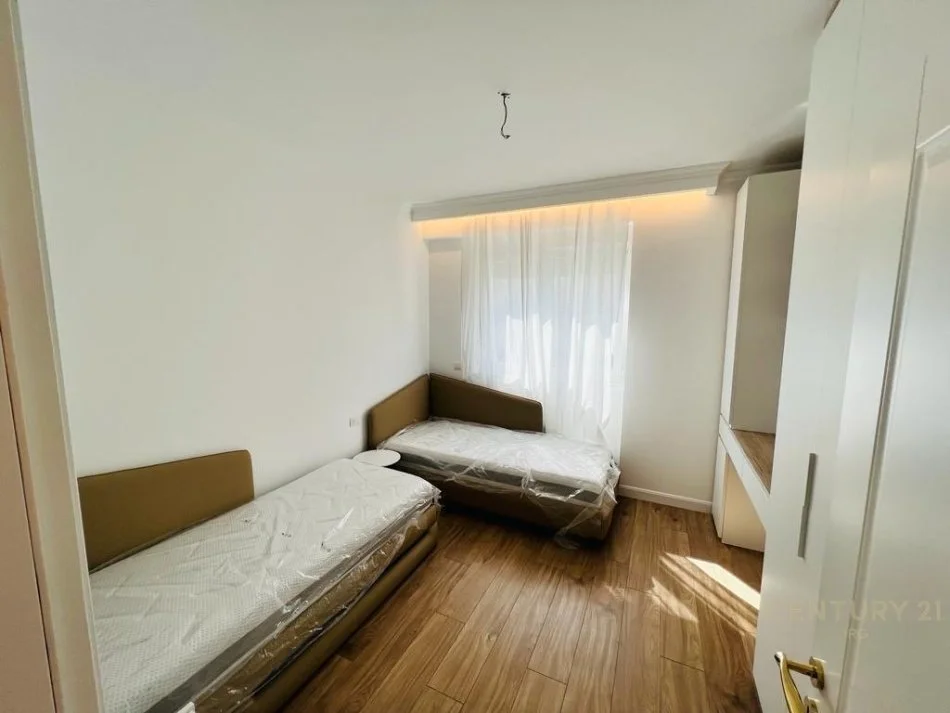 Tirane, jepet me qera apartament 2+1+Ballkon Kati 4, 1.000 € (Liqeni i Thate)