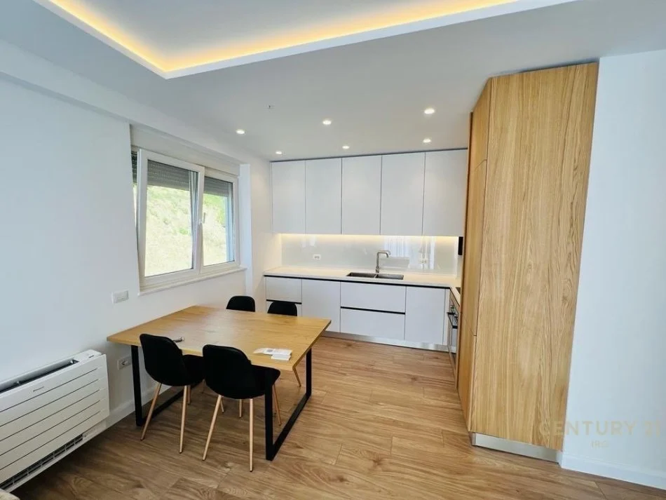 Tirane, jepet me qera apartament 2+1+Ballkon Kati 4, 1.000 € (Liqeni i Thate)