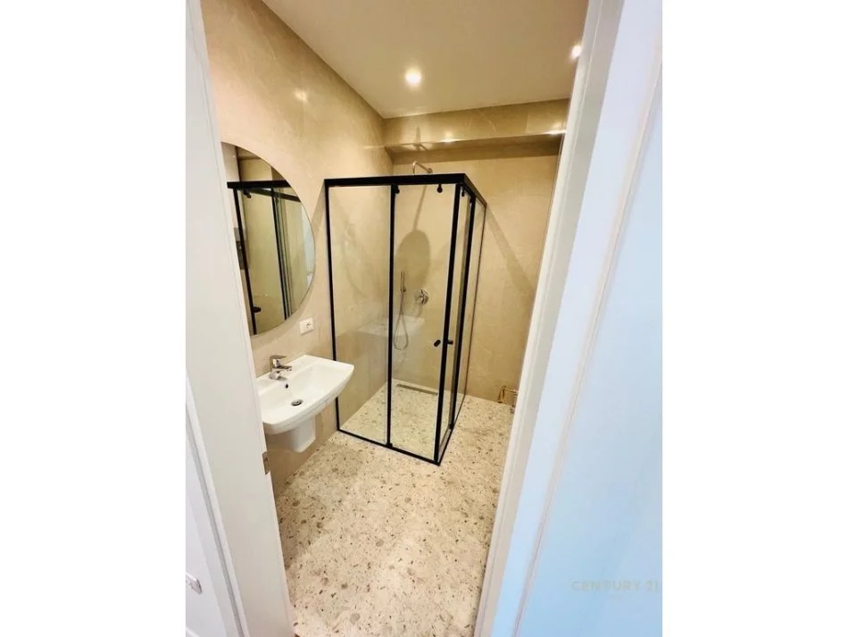 Tirane, jepet me qera apartament 2+1+Ballkon Kati 4, 1.000 € (Liqeni i Thate)