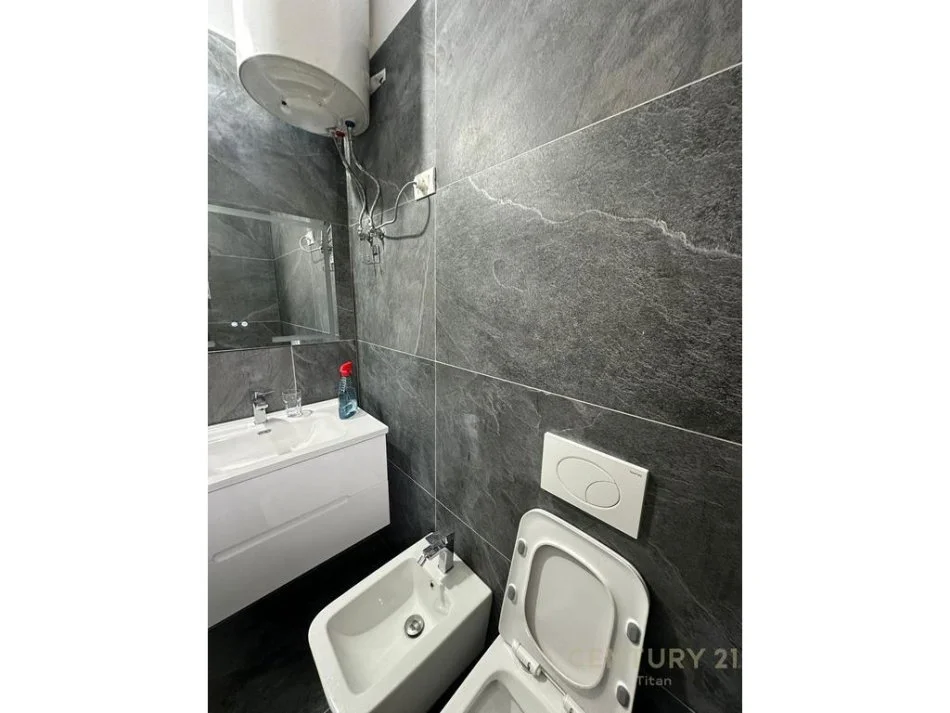 Tirane, jepet me qera apartament 1+1 Kati 1, 60 m² 400 € (Selite afer Universitetit Marin Barleti)