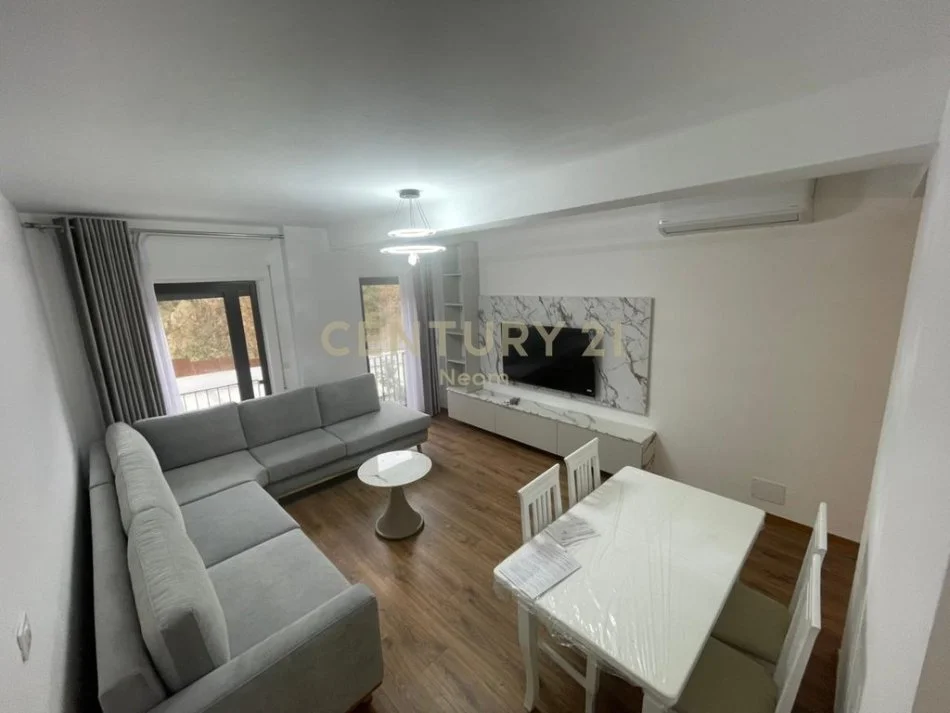 Tirane, jepet me qera apartament 1+1+Aneks+Ballkon Kati 2, 82 m² 700 € (Neom124021)