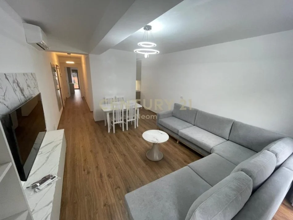 Tirane, jepet me qera apartament 1+1+Aneks+Ballkon Kati 2, 82 m² 700 € (Neom124021)