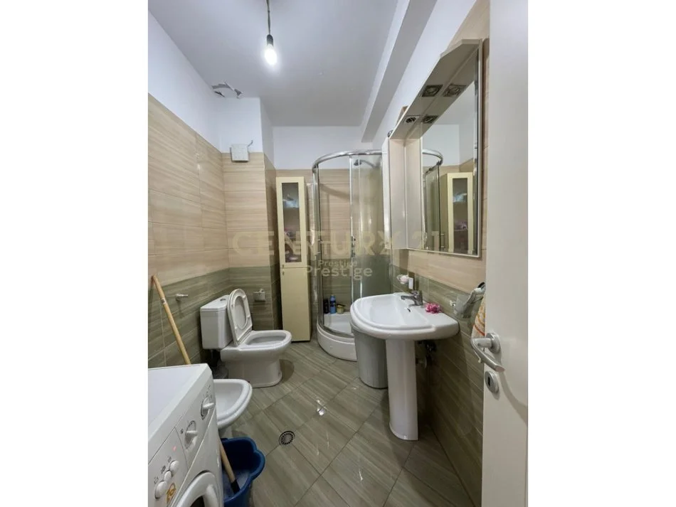 Tirane, jepet me qera apartament 2+1 Kati 4, 120 m² 400 € 
