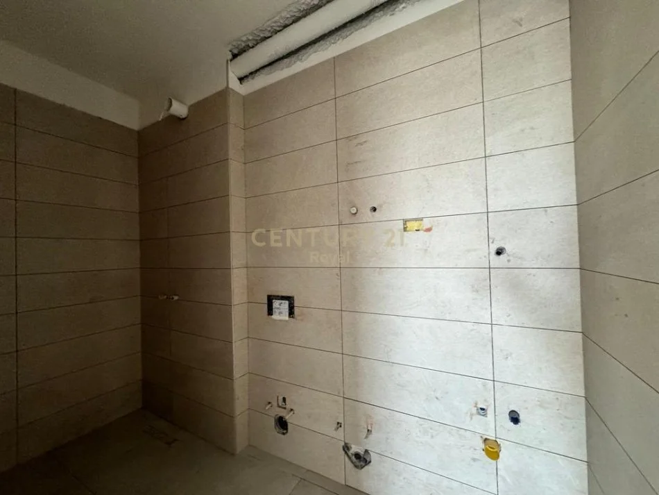 Tirane, shitet apartament 2+1+Ballkon Kati 8, 110 m² 110.000 € (univers city)