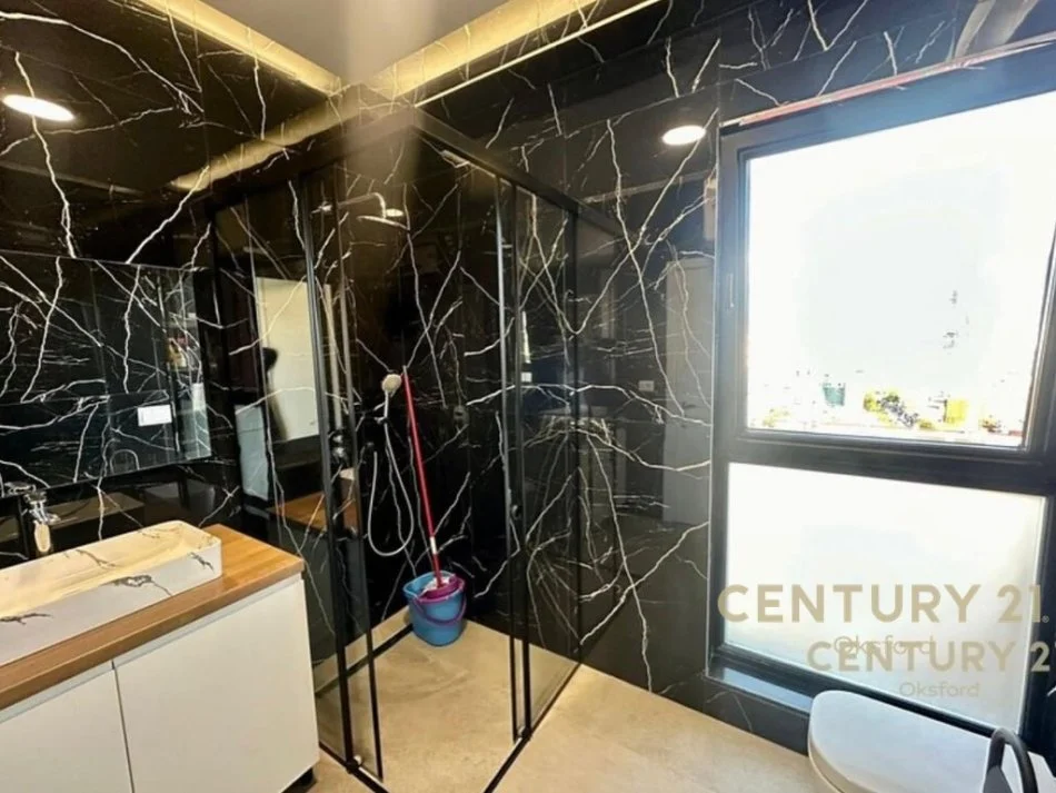 Tirane, jepet me qera apartament 2+1+Ballkon Kati 21, 114 m² 1.500 € (Rruga Kavajes)