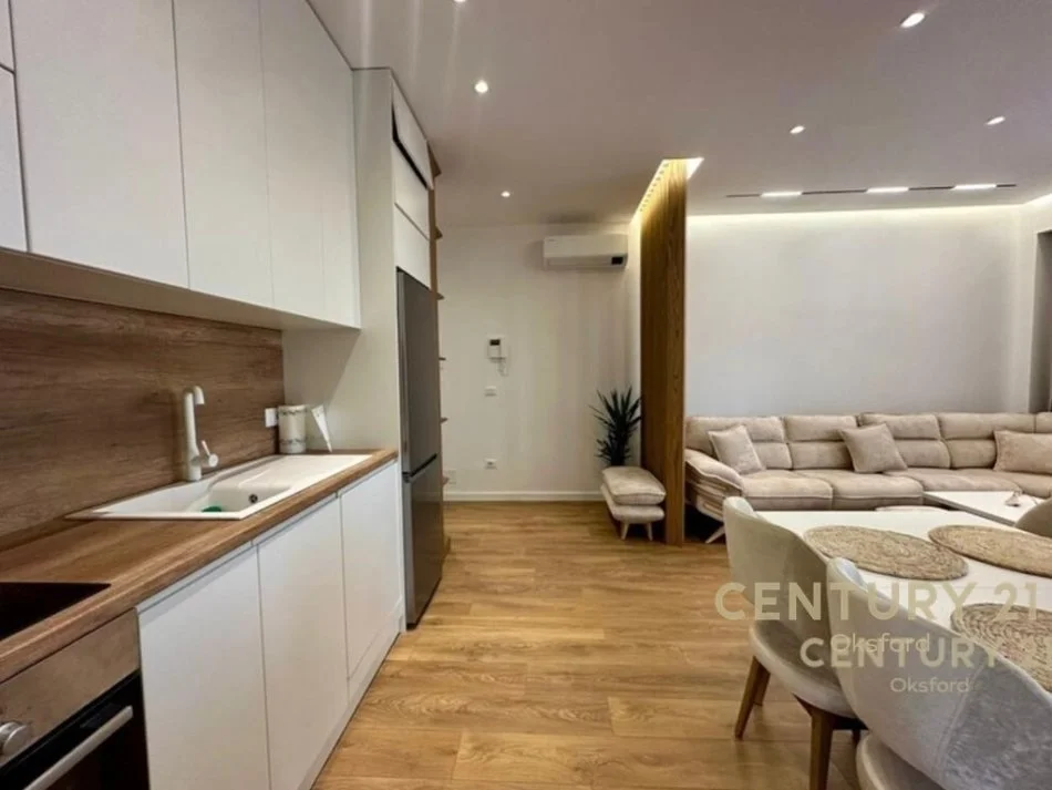 Tirane, jepet me qera apartament 2+1+Ballkon Kati 21, 114 m² 1.500 € (Rruga Kavajes)