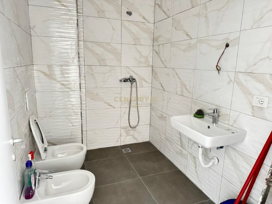 Tirane, jepet me qera apartament 1+1 Kati 2, 450 € 