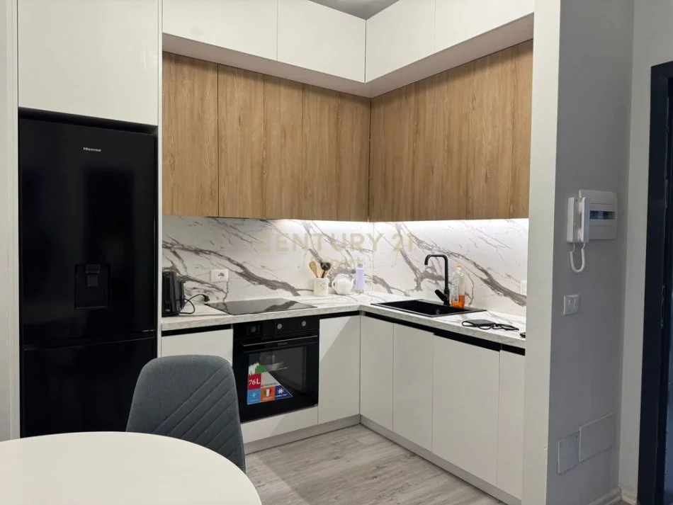 Tirane, jepet me qera apartament 1+1+Ballkon Kati 4, 70 m² 700 € (Rruga RIZA CEROVA)