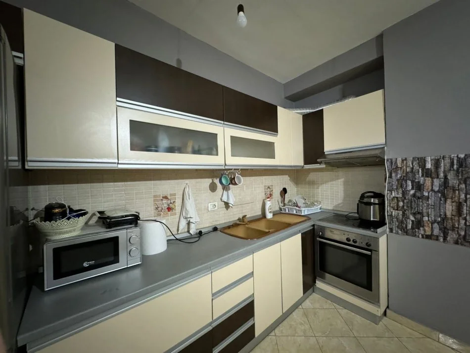 Tirane, jepet me qera apartament 1+1+Ballkon Kati 3, 70 m² 400 € (Teodor Keko)