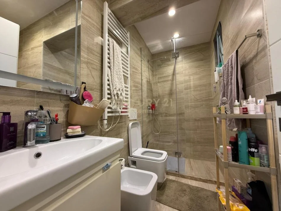 Tirane, jepet me qera apartament 2+1+Ballkon Kati 1, 107 m² 950 € (La Panoram Luxury-Villa, pranë Select Hill)