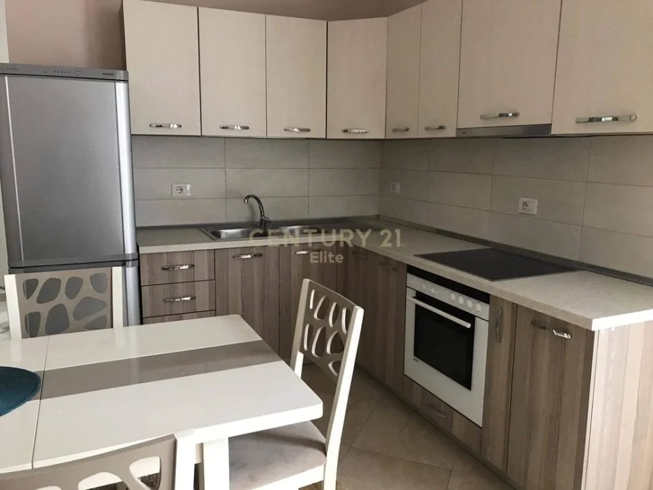 Tirane, jepet me qera apartament 1+1 , 90 m² 385 € (Rruga Muhamet Deliu, Fresk)