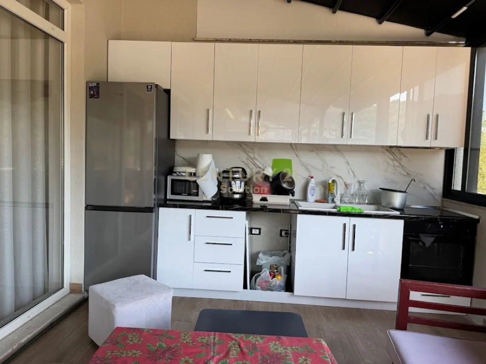 Tirane, jepet me qera apartament duplex Dublex Kati 3, 205 m² 1.800 € (liqeni i thate)