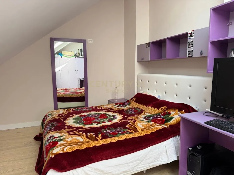 Tirane, jepet me qera apartament duplex Dublex Kati 3, 205 m² 1.800 € (liqeni i thate)