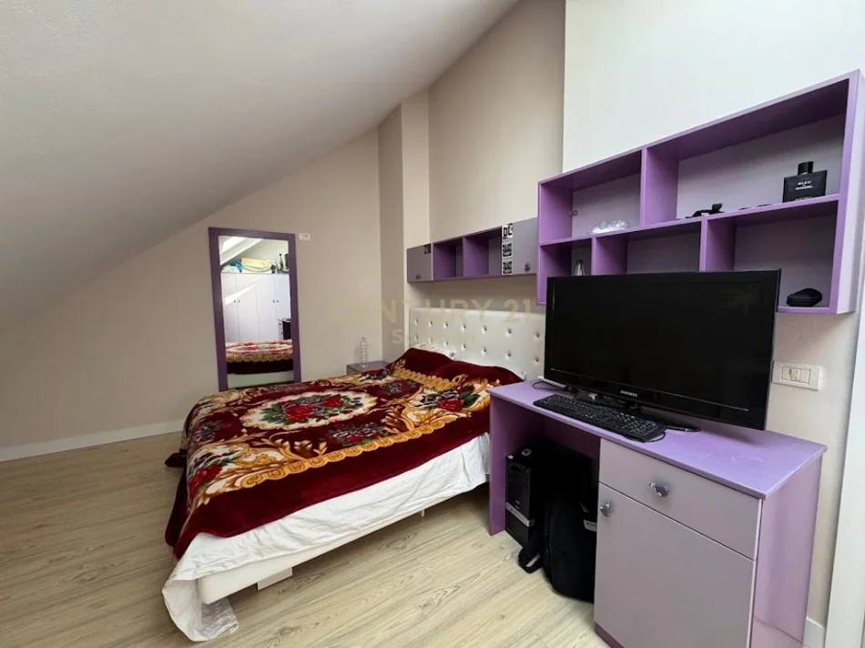 Tirane, jepet me qera apartament duplex Dublex Kati 3, 205 m² 1.800 € (liqeni i thate)