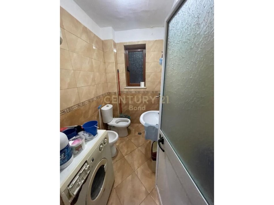 Tirane, jepet me qera apartament 2+1 Kati 3, 75 m² 450 € (Ali Demi)