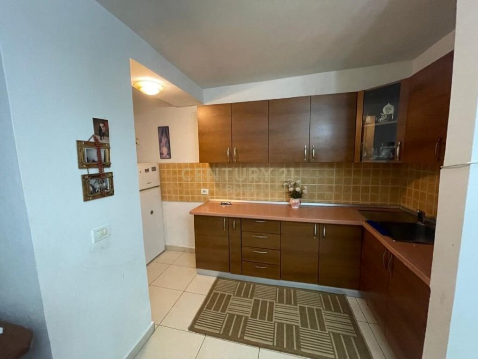 Tirane, jepet me qera apartament 2+1 Kati 3, 75 m² 450 € (Ali Demi)