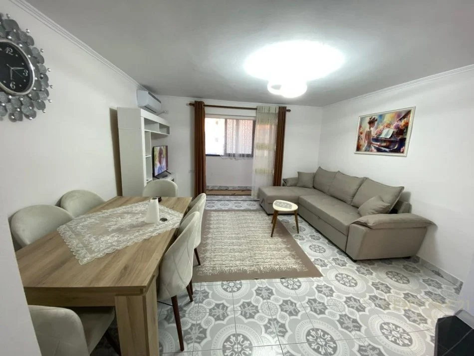 Tirane, jepet me qera apartament 2+1 Kati 4, 76 m² 600 € (Restorant Durresi rruga Ferit Xhajko)