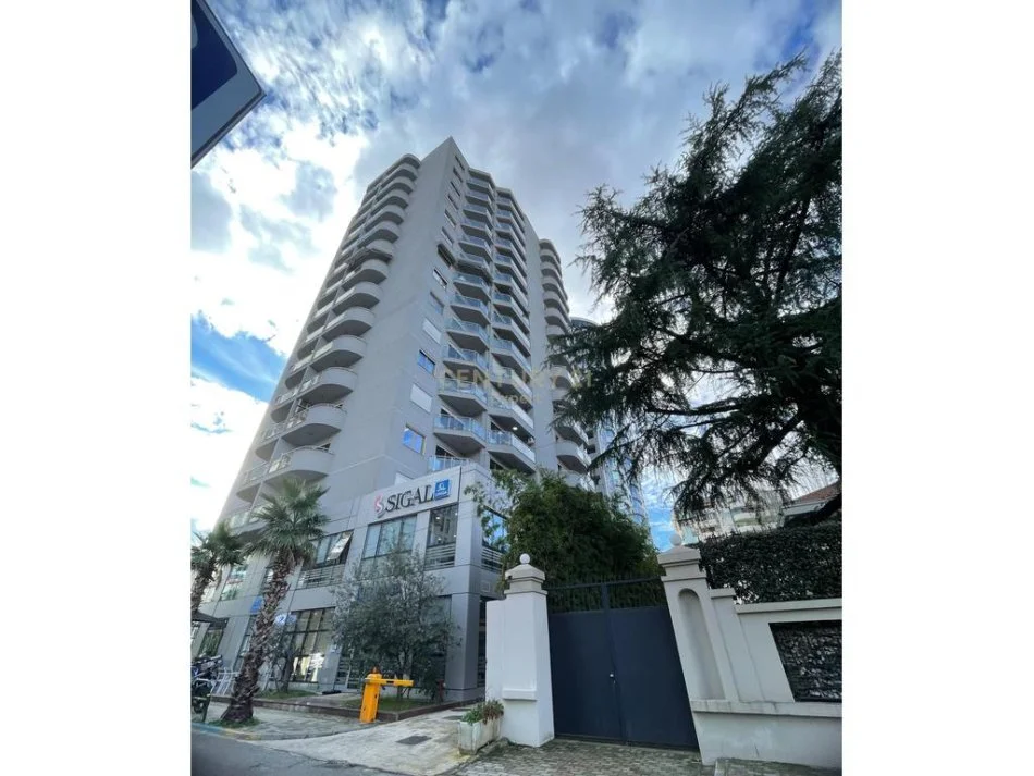 Tirane, jepet me qera ambjent biznesi Kati 3, 217 m² 3.000 € (Bllok)