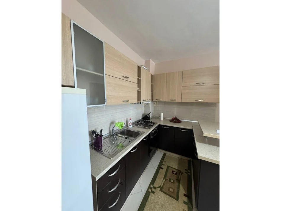Tirane, jepet me qera apartament duplex 2+1+Ballkon Kati 1, 100 m² 850 € (Kodra e Diellit 1)