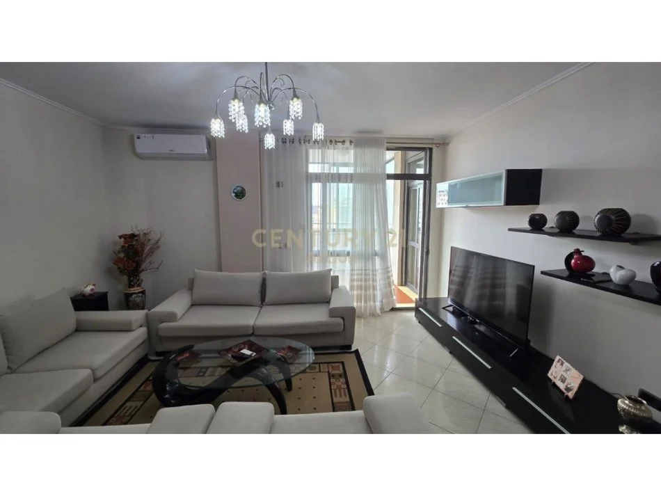 Tirane, jepet me qera 3+1+Ballkon Kati 8, 130 m² 1.000 € (Ambulanca nr.3)