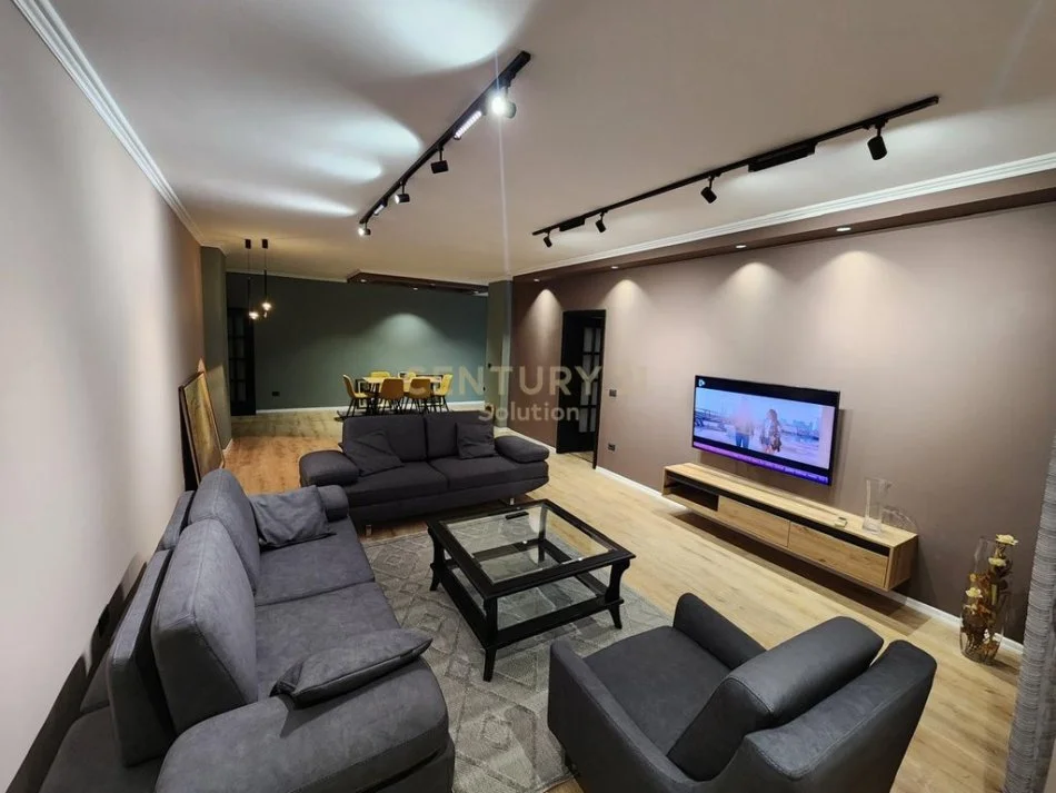 Tirane, jepet me qera apartament 3+1+Aneks+Ballkon Kati 4, 156 m² 1.250 € (21-Dhjetori)