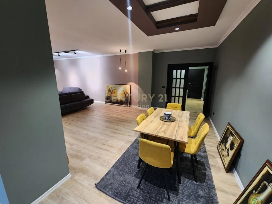 Tirane, jepet me qera apartament 3+1+Aneks+Ballkon Kati 4, 156 m² 1.250 € (21-Dhjetori)