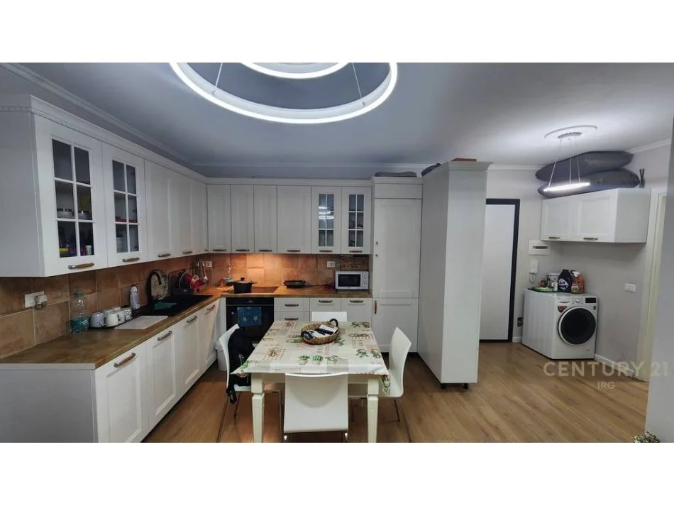 Tirane, shitet apartament 1+1 Kati 5, 69 m² 130.000 € (YZBERISHT)