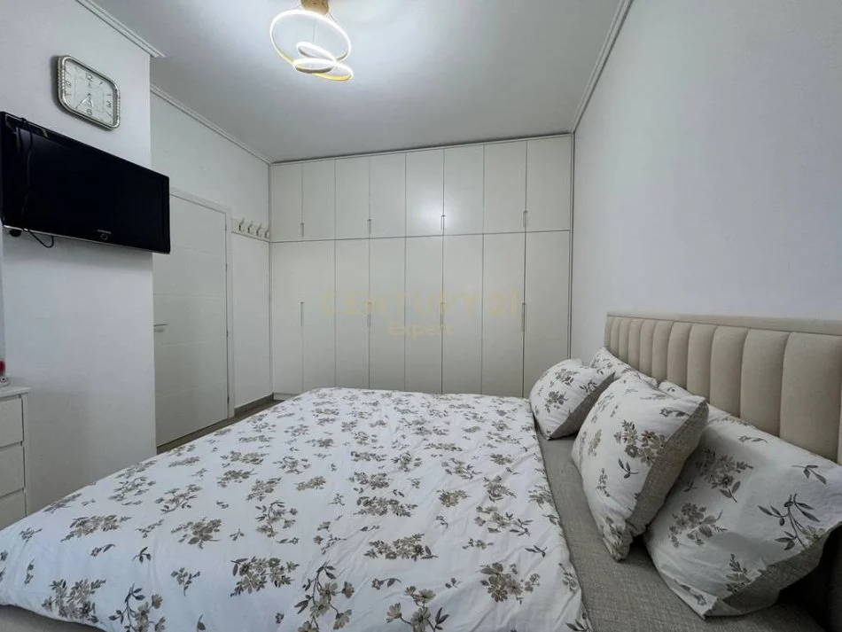 Tirane, shitet apartament 1+1+Ballkon Kati 7, 71 m² (ish fusha e aviacionit)