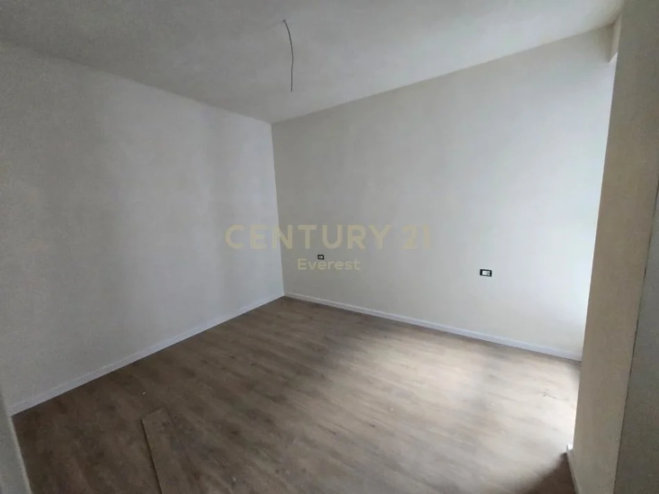 Tirane, jepet me qera apartament 1+1+Ballkon Kati 4, 75 m² 520 € (KOMUNA E PARISIT)