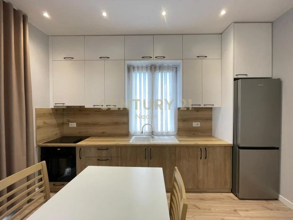 Tirane, jepet me qera apartament 2+1 Kati 2, 75 m² 630 € (Sauk)