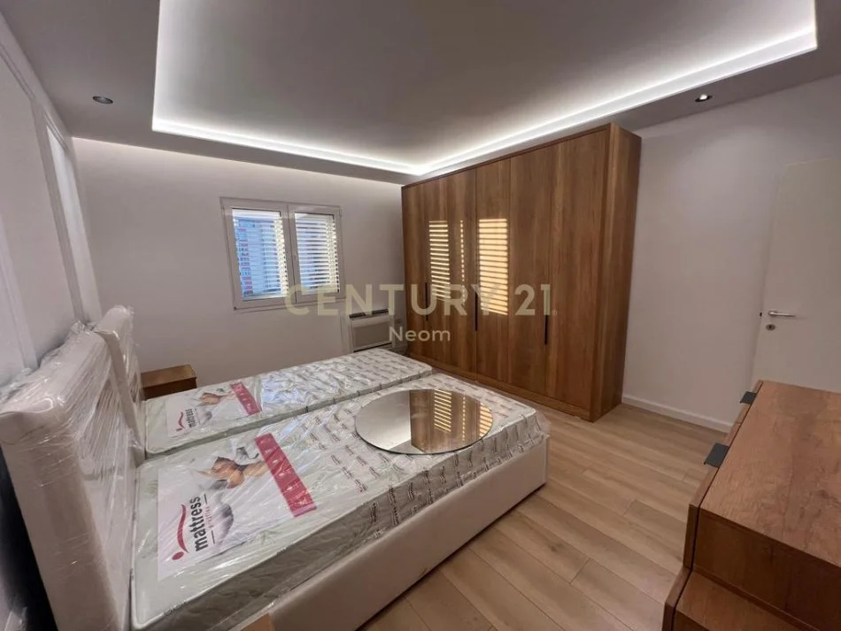 Tirane, jepet me qera apartament 2+1+Aneks+Ballkon Kati 4, 110 m² 850 € (Neom124537)