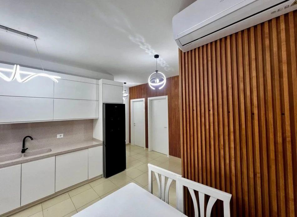 Tirane, jepet me qera apartament 2+1 Kati 1, 100 m² 650 € 