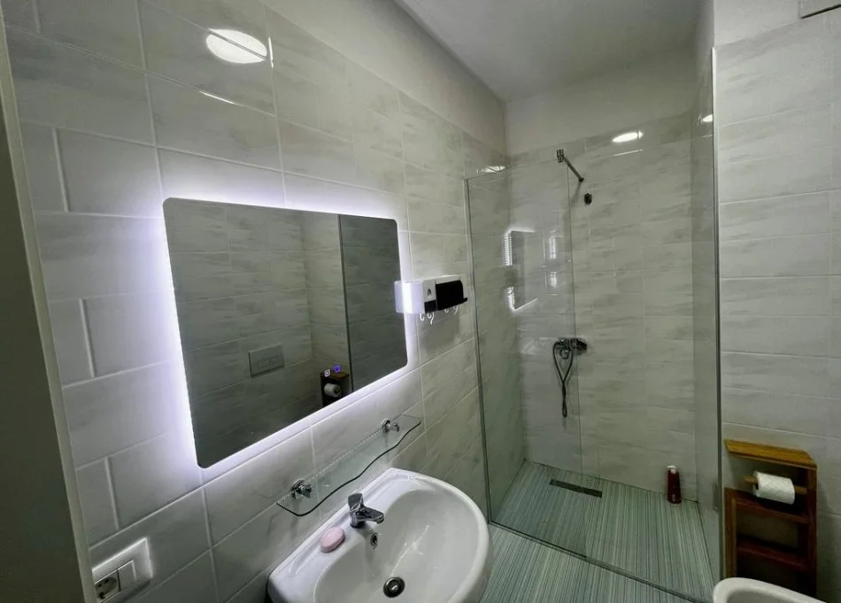 Tirane, jepet me qera apartament 2+1 Kati 1, 100 m² 650 € 