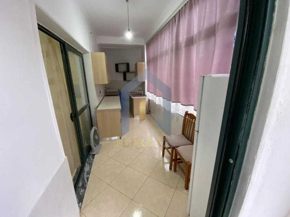 Tirane, jap me qera apartament 1+1+Ballkon Kati 5, 65 m² 300 € (Apartament 1+1 me qira Fresk)