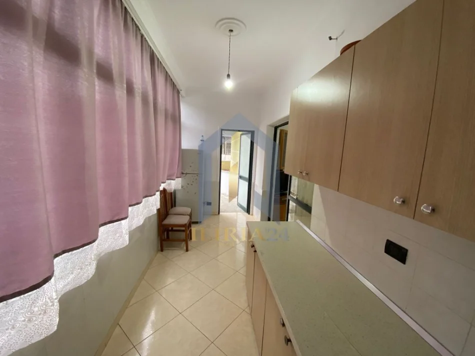 Tirane, jap me qera apartament 1+1+Ballkon Kati 5, 65 m² 300 € (Apartament 1+1 me qira Fresk)